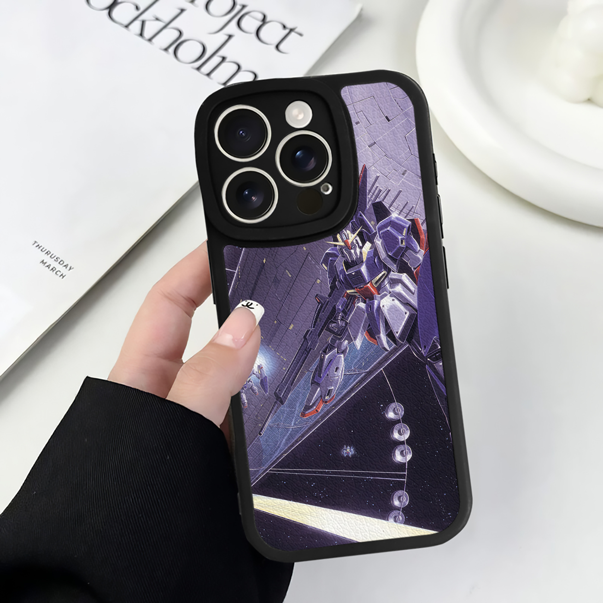 （画像用） 機動戦士ガンダム Mobile Suit Gundam 【iPhone 16シリーズ対応】シリコンスマホケース（レザー調） 材質：シリコン